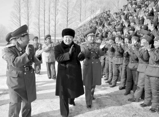 24日，金正恩視察前線部隊(duì)。