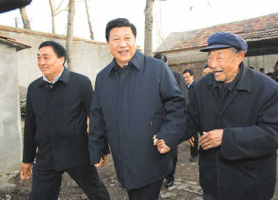 11月25日，習近平在地處沂蒙老區(qū)的臨沭縣曹莊鎮(zhèn)朱村，親切地拉著83歲的“老支前”王克昌的手。