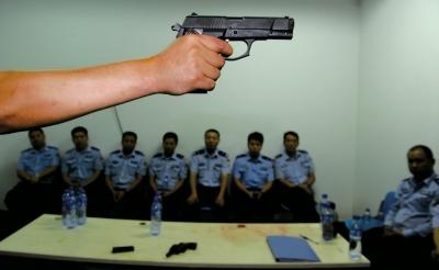 在一堂槍械教學(xué)課上，教官向參訓(xùn)民警們講解警用手槍的特點(diǎn)和正確握姿。記者 董世彪 攝