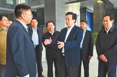 4月9日，省委書記、省人大常委會(huì)主任郭庚茂帶隊(duì)，在洛陽(yáng)高新技術(shù)產(chǎn)業(yè)集聚區(qū)內(nèi)觀摩考察。