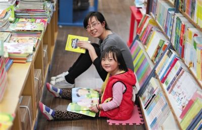 昨晚10時，來京探親的山東的李女士帶著5歲的女兒琪琪在三聯(lián)書店讀書。4月18日晚開始，三聯(lián)韜奮書店正