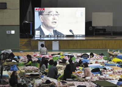 27日，韓國珍島，“歲月”號客輪乘客家屬在體育館觀看總理鄭烘原辭職新聞。當日，鄭烘原召開緊急發(fā)布會，表示對韓國“歲月”號沉船事件負責，宣布引咎辭職。