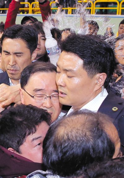 17日，鄭烘原（中）會見乘客家屬時，遭到家屬辱罵、潑水。