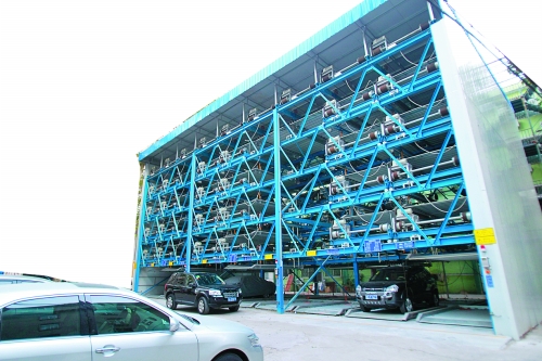 商務(wù)廳（北院）內(nèi)新建一個(gè)立體停車(chē)場(chǎng)，有68個(gè)停車(chē)位，但目前停車(chē)率不高。