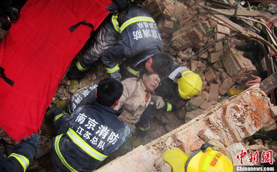 圖為南京消防隊員從廢墟中將傷者抬出。中新社發(fā) 梅亮 攝