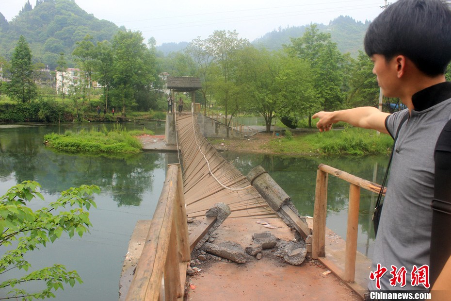 5月2日，一名目擊者正在介紹鳳凰吊橋事發(fā)情景。