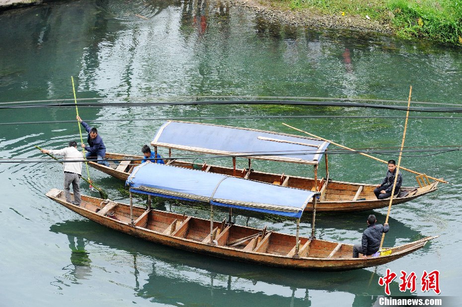 5月2日，鳳凰縣搜尋人員仍在沱江下游搜尋。