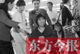 坐在輪椅上的，就是為兒子捐出肝、腎的母親潘大想