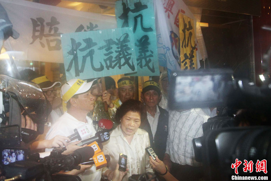 圖為死者洪石成的遺孀控訴菲相關(guān)人員暴行，呼吁菲方正式道歉。中新社發(fā) 董會(huì)峰 攝