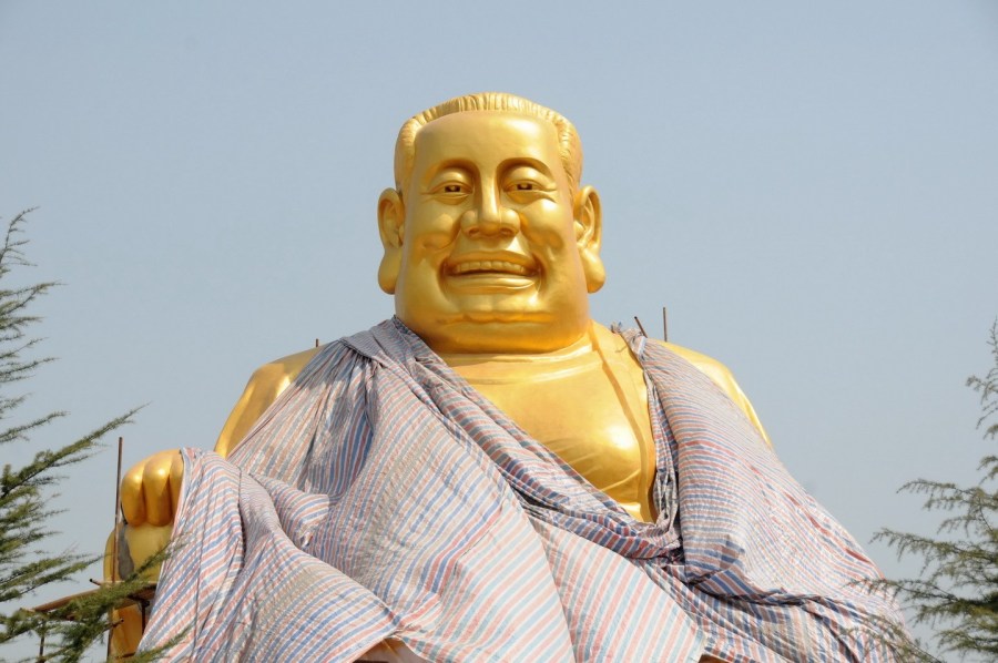 圖位此前的4月26日，“佛像”上出現(xiàn)帆布，最終，工作人員將帆布蓋在“佛像”頭像上。