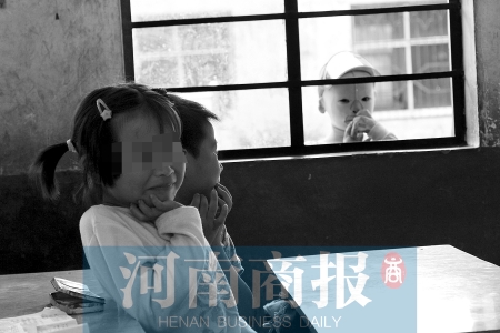 她不止一次說(shuō)想去上學(xué)，而更多的時(shí)候，她是站在教室外面，眼巴巴地看著里面的小朋友