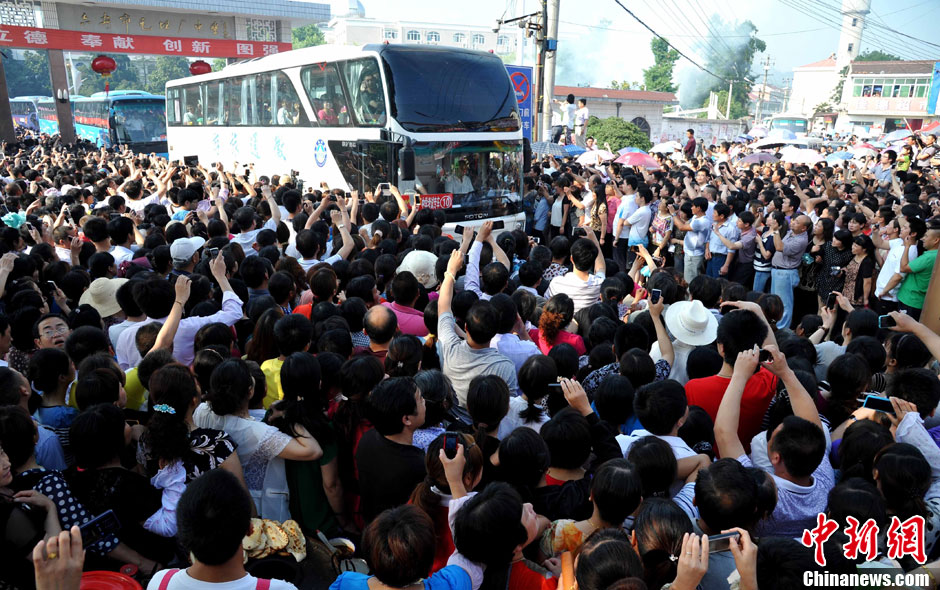 6月5日，一年一度的毛坦廠鎮(zhèn)“送考節(jié)”到來，70輛大巴車護(hù)送毛坦廠中學(xué)萬名考生安全赴考。