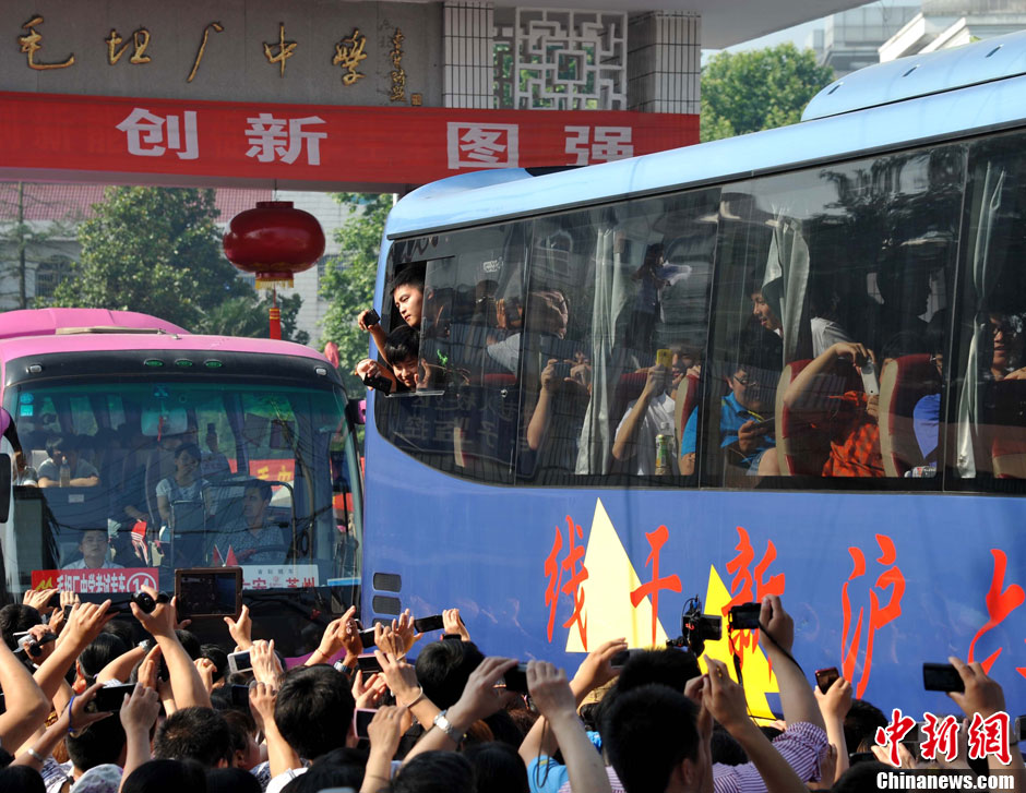 6月5日，一年一度的毛坦廠鎮(zhèn)“送考節(jié)”到來，70輛大巴車護(hù)送毛坦廠中學(xué)萬名考生安全赴考。
