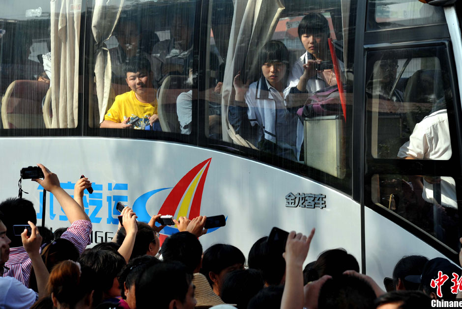 6月5日，一年一度的毛坦廠鎮(zhèn)“送考節(jié)”到來，70輛大巴車護(hù)送毛坦廠中學(xué)萬名考生安全赴考。