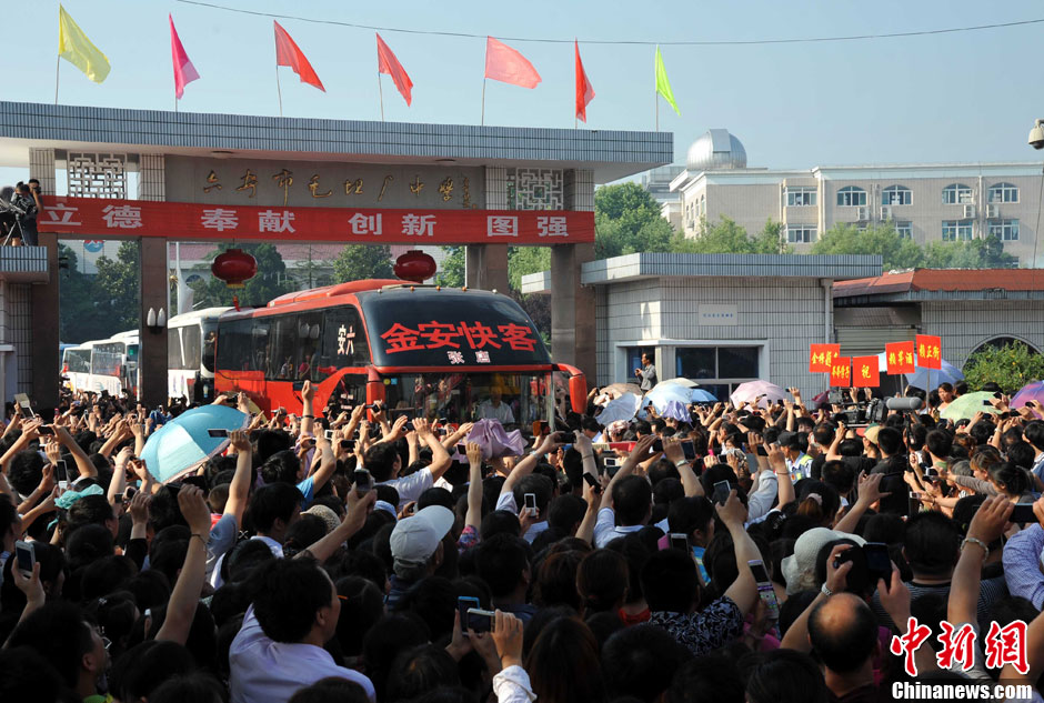 6月5日，一年一度的毛坦廠鎮(zhèn)“送考節(jié)”到來，70輛大巴車護(hù)送毛坦廠中學(xué)萬名考生安全赴考。