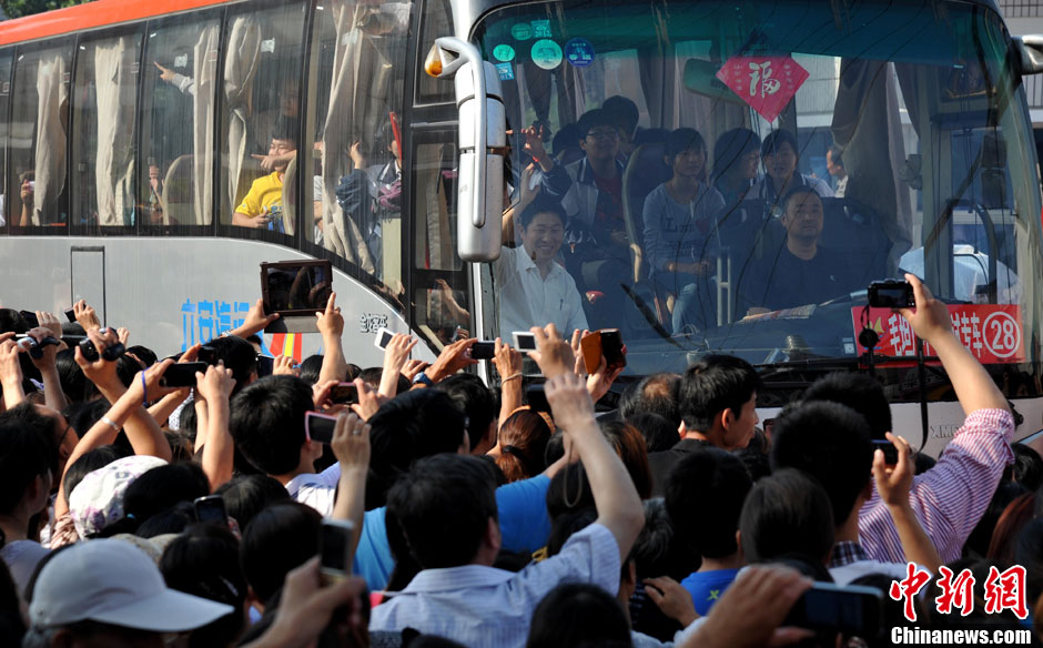6月5日，一年一度的毛坦廠鎮(zhèn)“送考節(jié)”到來，70輛大巴車護(hù)送毛坦廠中學(xué)萬名考生安全赴考