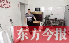 男廁中擺放的電視機(jī)、柜子、自行車等物品