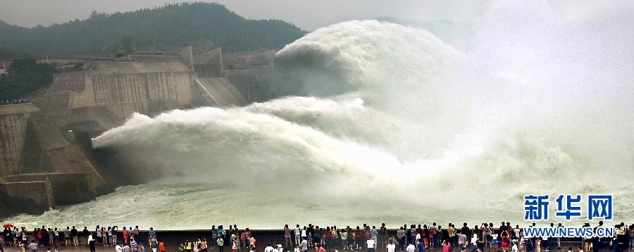 　　6月22日，大批游客聚集在黃河小浪底出水口前觀看巨瀑飛瀉的景觀。