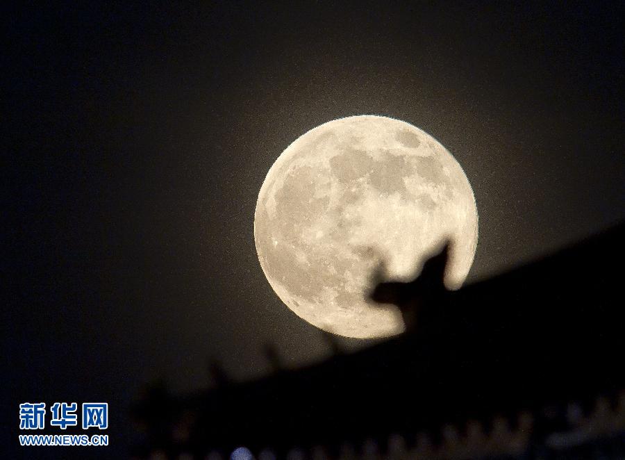 6月23日晚，在北京故宮角樓附近拍攝的圓月。