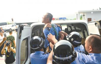 6月19日，安岳縣看守所，押赴刑場(chǎng)的一刻，劉明（化名）跳起來(lái)托付親友照顧好父母。吳小川 攝