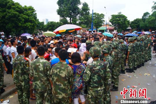 7月9日，聚集在中國人民銀行北海市中心支行的外地民眾越來越多，當地官方不得不出動大批邊防、武警前往維
