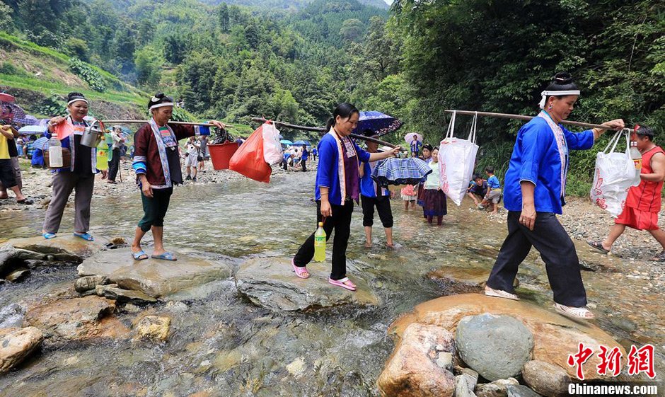 7月9日，一年一度的鬧魚節(jié)在廣西融水苗族自治縣白云鄉(xiāng)保江村舉行，附近村屯的居民前往集會地參加節(jié)日活動