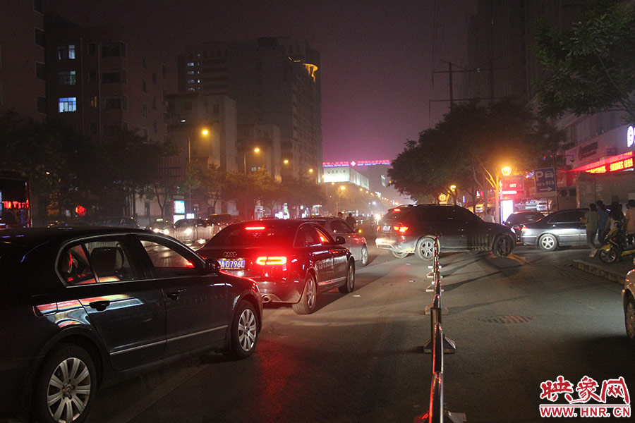 等待加油的車輛已經(jīng)排到了加油站外的道路上。