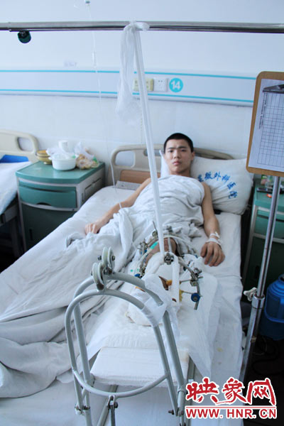 “如果有人肯幫我出4萬(wàn)元的醫(yī)藥費(fèi)，我愿意為他免費(fèi)工作3年，多苦多累都行。”7月26日，躺在病床里上的