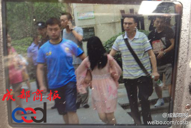 圖為事發(fā)現(xiàn)場，嫌疑人被警方控制。