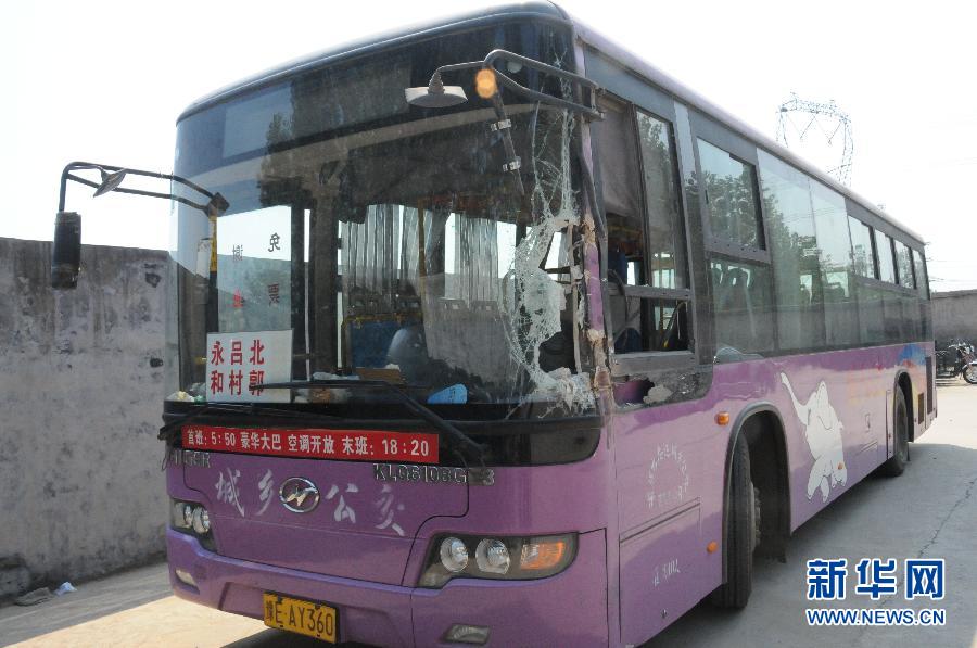 事發(fā)公交車左前方的擋風(fēng)玻璃破了一個(gè)大洞（8月20日攝）。