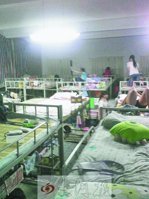 住在電教室里的女生們，擁擠不堪。