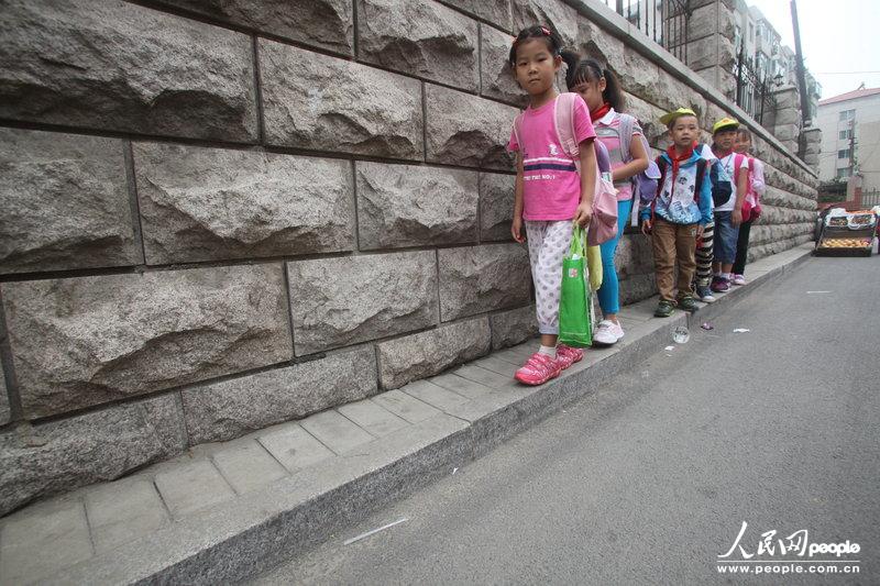 2013年09月11日，濟南運署街上，小學生走史上“最窄人行道”上學。圖片來源：CFP