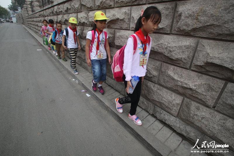 2013年09月11日，濟南運署街上，小學生走史上“最窄人行道”上學。圖片來源：CFP
