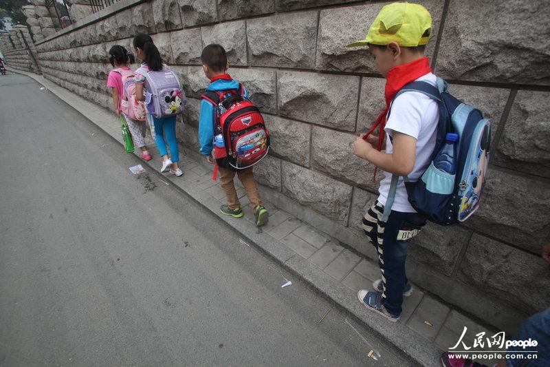 2013年09月11日，濟南運署街上，小學生走史上“最窄人行道”上學。