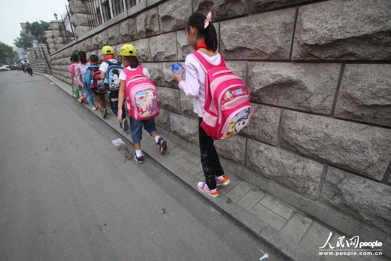 2013年09月11日，濟南運署街上，小學生走史上“最窄人行道”上學。