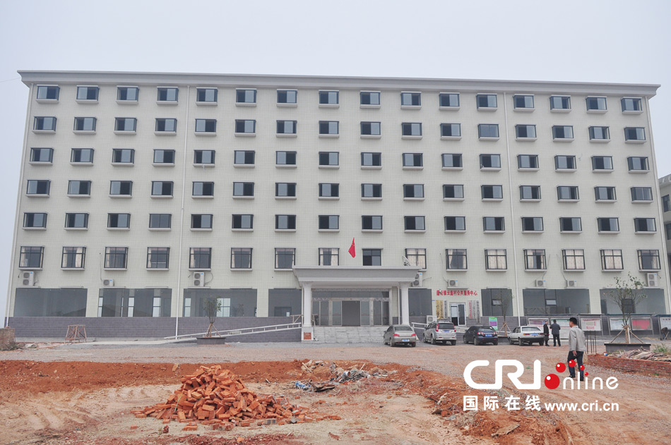 2013年10月21日，長沙云蓋村欠債千萬新建的豪華村部樓。