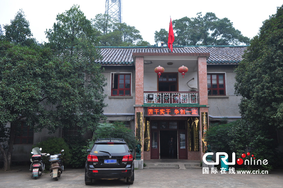 　2013年10月21日，這是蓮花鎮(zhèn)人民政府的辦公樓，和蓮花鎮(zhèn)云蓋村的辦公樓相比，寒酸不少。