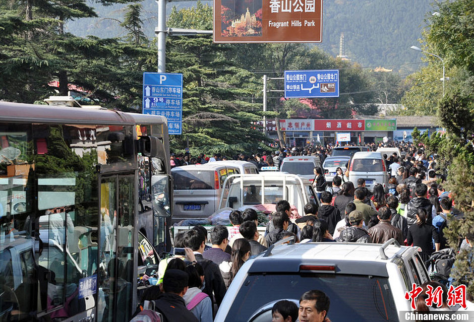 圖為10月26日上午10點(diǎn)多，北京香山路賞紅客摩肩接踵