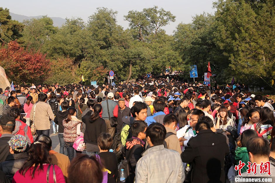 　10月26日，北京香山公園內(nèi)游客摩肩接踵。