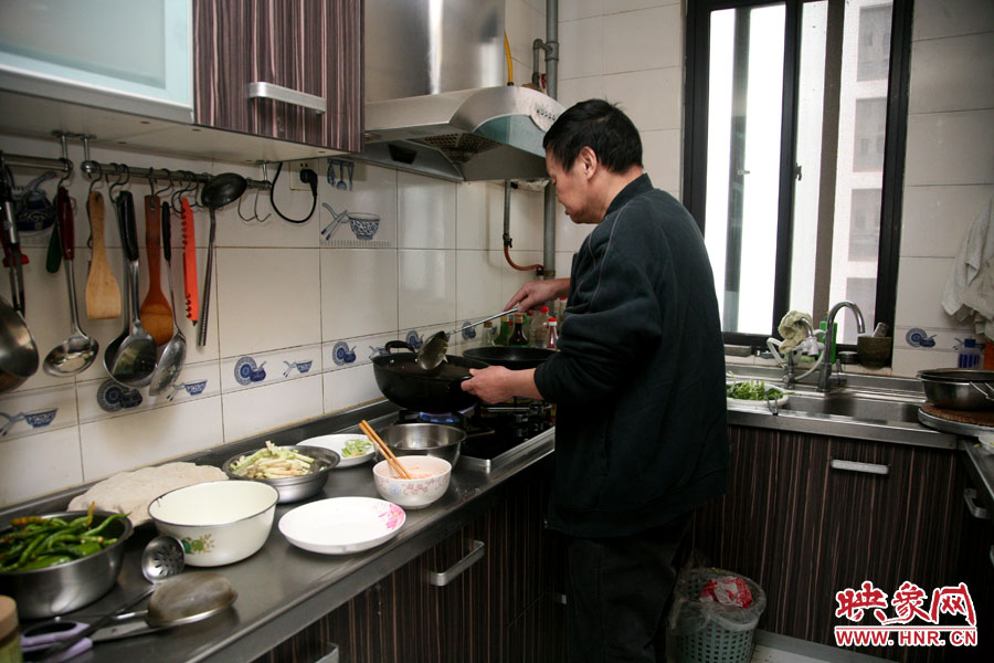 由于二老年齡也大了，于是姥姥的弟弟來住在家中幫忙照顧海龍