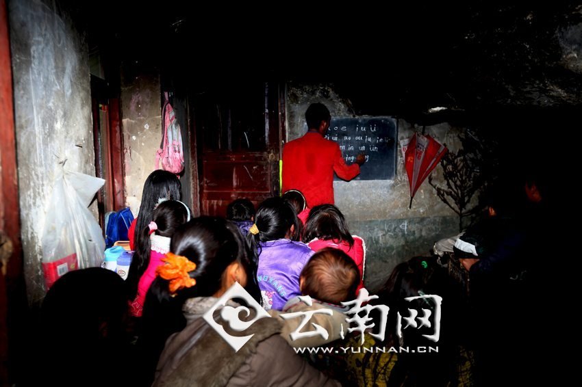 由于受到當(dāng)?shù)厝似缫暎箦伻Φ暮⒆觽儧]有外出求學(xué)的機(jī)會(huì)，只能在這樣的簡易房里學(xué)習(xí)