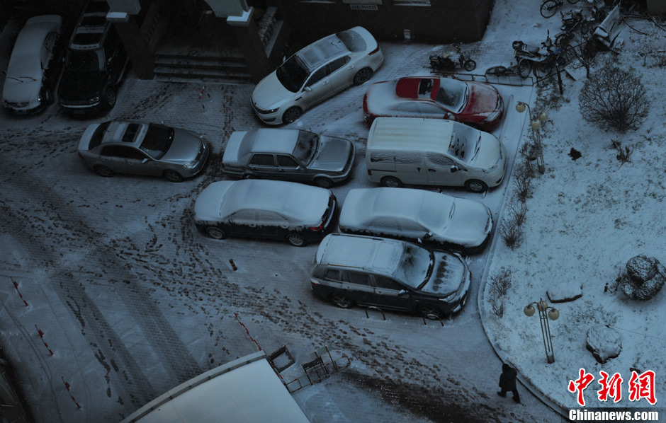11月18日，沈陽街頭車輛被積雪覆蓋。