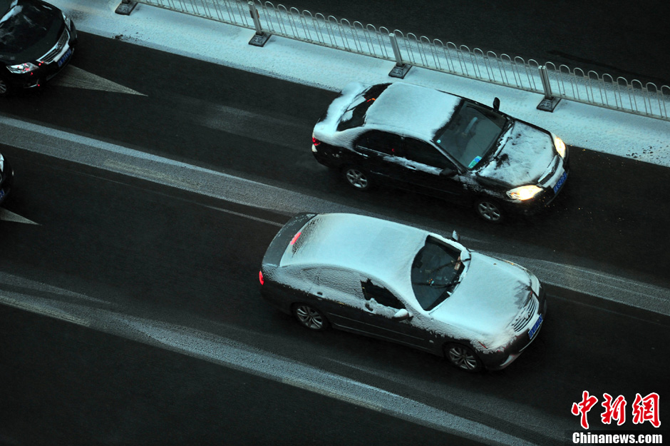 11月18日，沈陽街頭的汽車被積雪覆蓋。