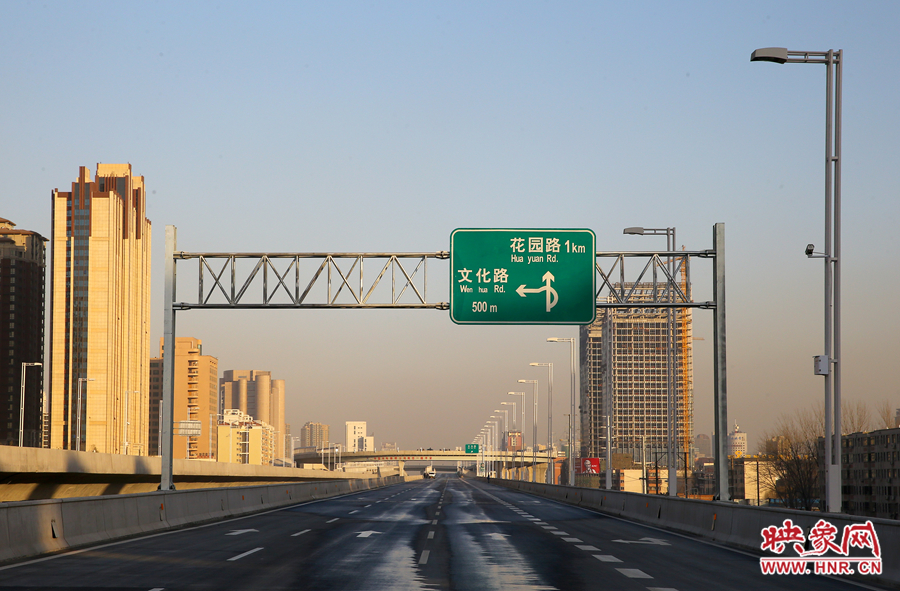 北三環(huán)快速路文化路段標識牌提示，匝道直接可上文化路向北。