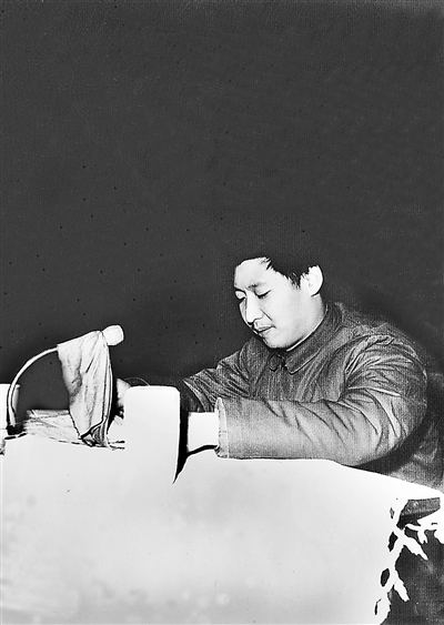 1983年12月22日,時(shí)任中共正定縣委書記習(xí)近平在發(fā)展商品生產(chǎn)三級(jí)干部會(huì)上講話。