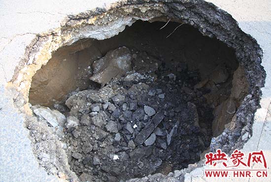 坑口直徑約兩米，路面下形成中空的大坑，約有15平方米。