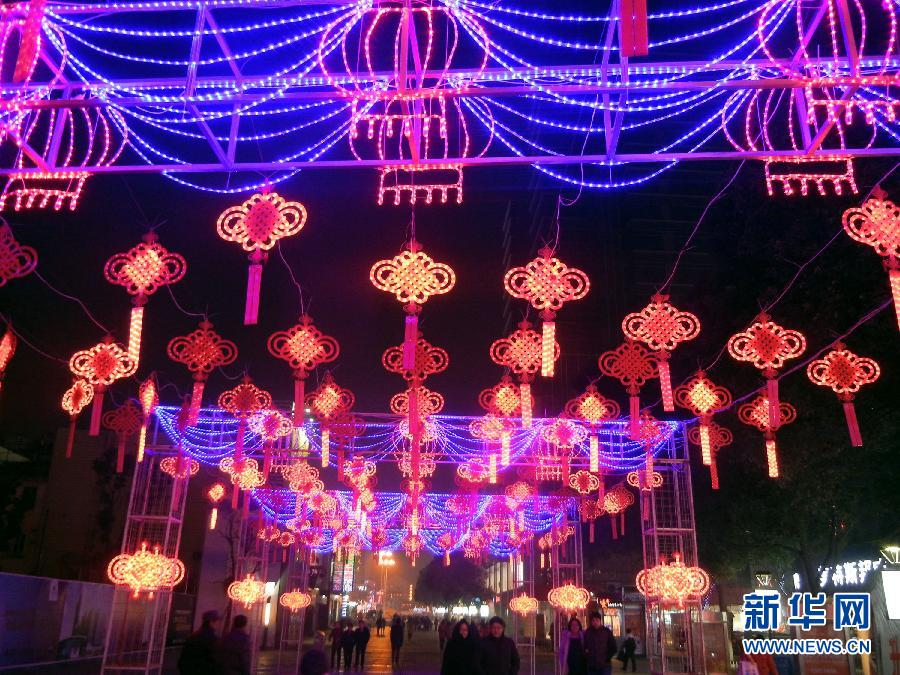 　1月30日，市民走在由中國結(jié)霓虹燈裝扮的蘇州街頭。