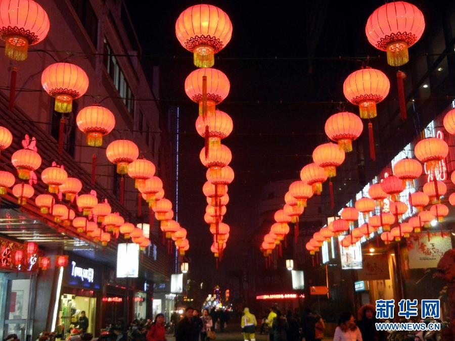 　1月30日，市民行走在大紅燈籠裝飾的蘇州街頭。