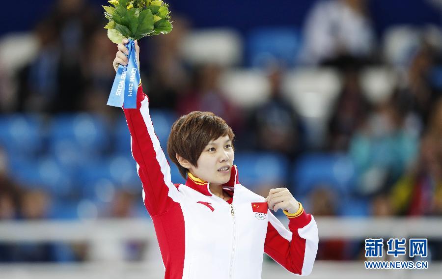 2月13日，中國選手李堅柔在獻(xiàn)花儀式上。