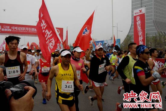 目前在鄭開大道上，一場角逐正在展開。